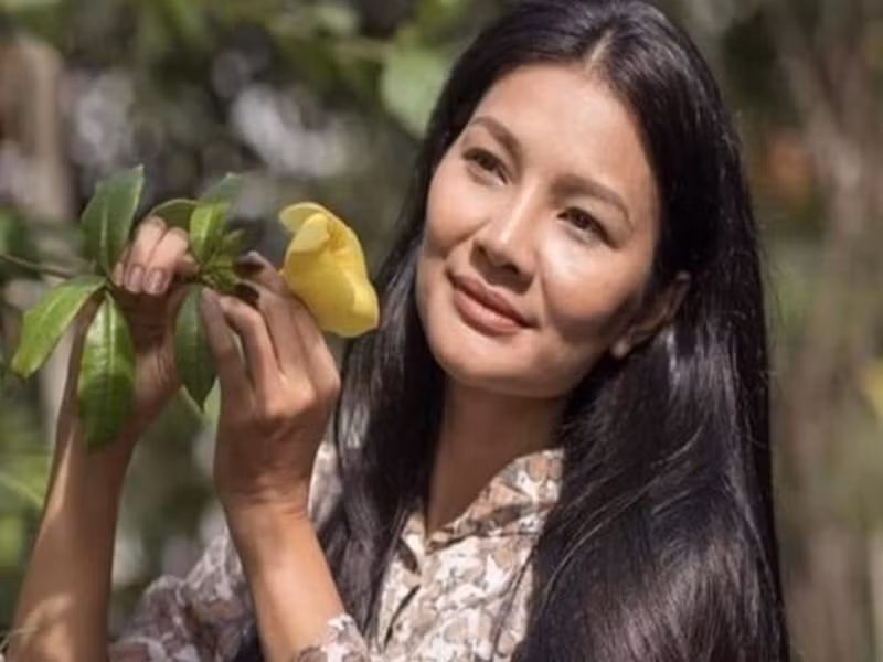 Sau 8 năm làm mẹ đơn thân, Kiều Trinh bén duyên với người chồng thứ hai. Diễn viên phim Mùa len trâu từng chia sẻ, suốt 3-4 năm, cô chịu đựng không biết bao nhiêu trận đòn roi từ chồng. Ảnh: FB Kiều Trinh.