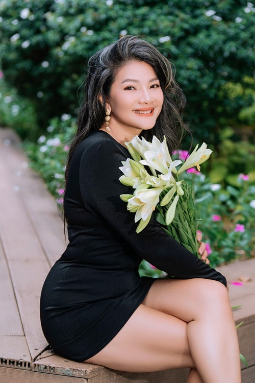 “Mảnh đất này (ở Bình Phước) bố mẹ tôi khai hoang từ năm 1982, tổng cộng có 11.000 m2. Sau này ông bà chia cho bốn anh em mỗi người 2.000 m2. Riêng ba tôi có 3.000 m2, nhưng vì ba sống cùng mẹ con tôi, ba cho tôi số đất đó, thế là tôi có 5.000 m2”, cô chia sẻ trên Tiền Phong. Ảnh: FB Kiều Trinh.