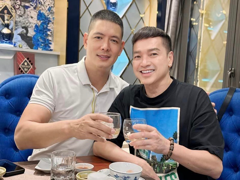 Dù hơn ca sĩ Bình Minh gần 22 tuổi nhưng khi chụp chung một khung hình, Quang Minh không “chênh lệch” nhiều với đàn em về ngoại hình. Ảnh: FB Quang Minh.