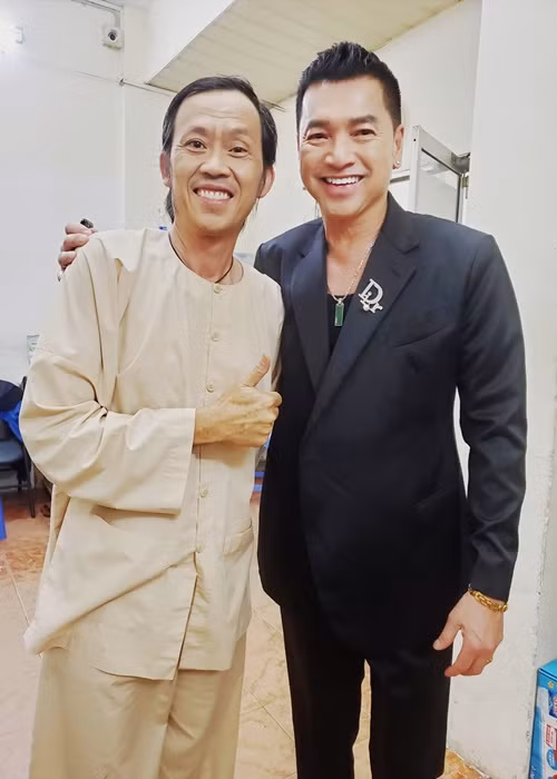 Khó đoán giữa Quang Minh - Hoài Linh ai hơn tuổi khi họ đứng cạnh nhau. Thực tế, Hoài Linh kém Quang Minh 10 tuổi. Ảnh: FB Quang Minh.