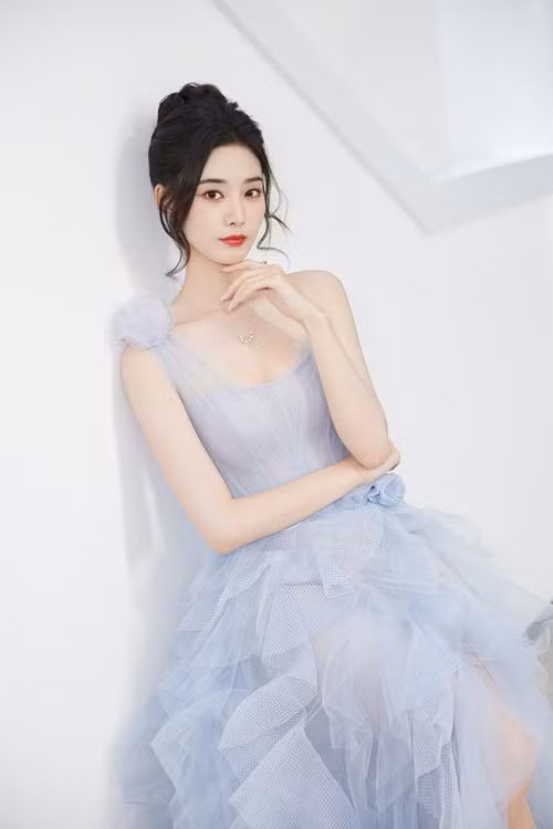 Nhan sắc của Từ Nghệ Dương được đánh giá là sự kết hợp giữa 2 ca sĩ Hàn Quốc Tzuyu (Twice) và Krystal F(x). Ảnh: Weibo Từ Nghệ Dương.