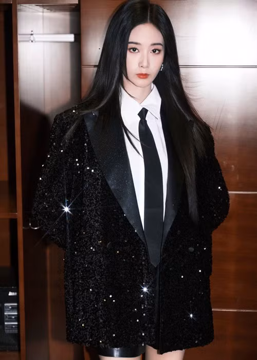 Ngoài ca hát, bạn gái Hoàng Tử Thao còn đóng phim. Ảnh: Weibo Từ Nghệ Dương.