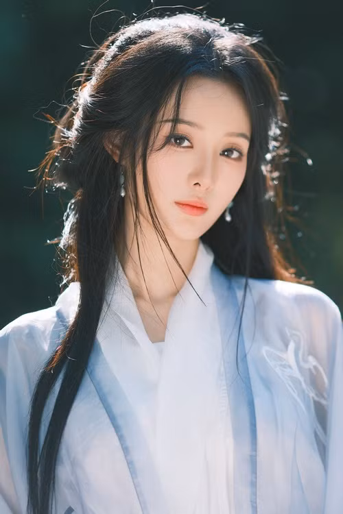 Bạn gái Hoàng Tử Thao cuốn hút mọi ánh nhìn khi hóa mỹ nhân cổ trang. Ảnh: Weibo Từ Nghệ Dương.