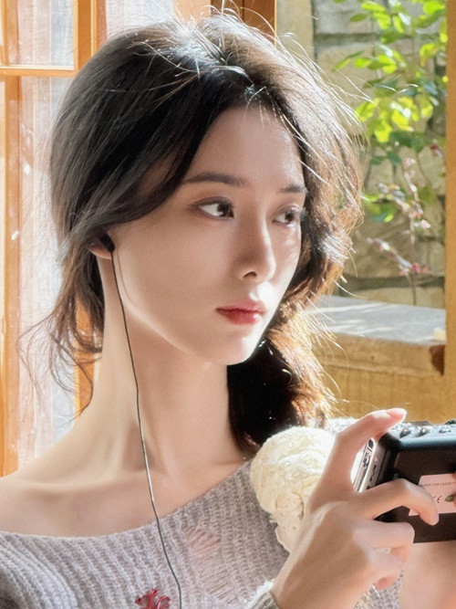 Từ Nghệ Dương khoe gương mặt đẹp không góc chết ở đời thường. Ảnh: Weibo Từ Nghệ Dương.