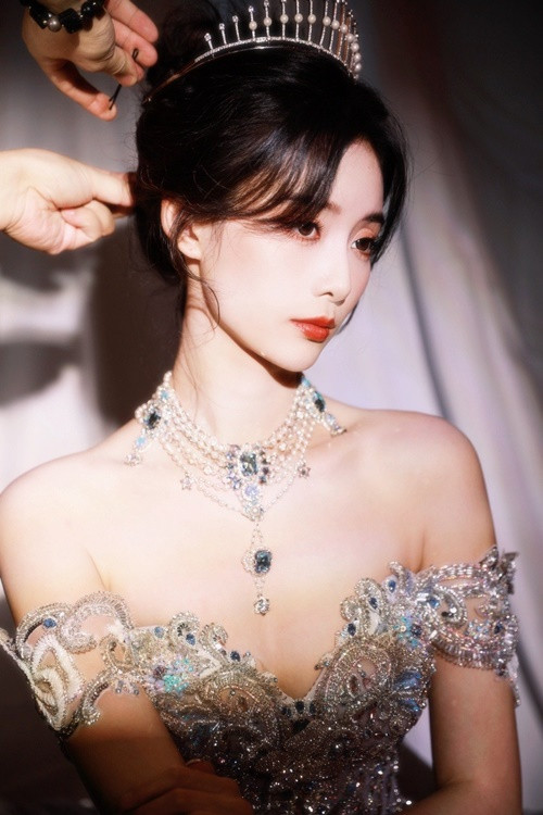 Cô được nhiều khán giả chú ý sau khi hẹn hò “thần tượng giàu nhất Trung Quốc”. Ảnh: Weibo Từ Nghệ Dương.