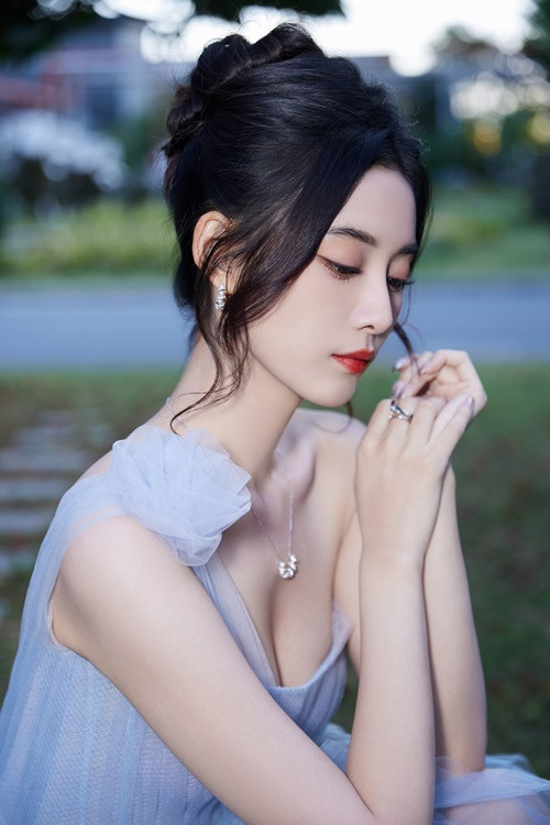 Vợ sắp cưới của Hoàng Tử Thao sinh năm 1997, cao 1m71, có gương mặt nhỏ nhắn xinh đẹp, vóc dáng thon gọn. Ảnh: Weibo Từ Nghệ Dương.