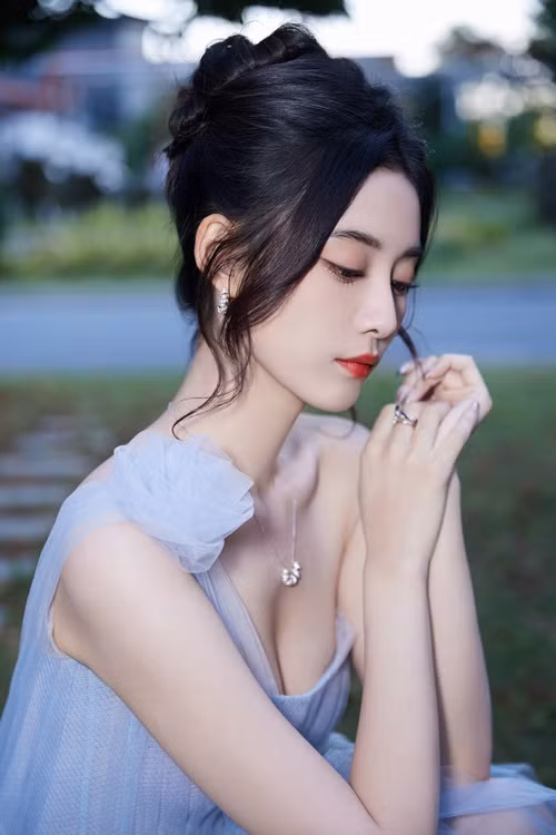 Vợ sắp cưới của Hoàng Tử Thao sinh năm 1997, cao 1m71, có gương mặt nhỏ nhắn xinh đẹp, vóc dáng thon gọn. Ảnh: Weibo Từ Nghệ Dương.