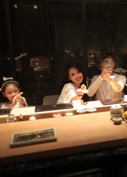 Năm 2020, Ngọc Trinh một mình thưởng thức bàn tiệc 20 triệu gồm các món sơn hào hải vị như súp vi cá, cua huỳnh đế. Tháng 6/2023, "nữ hoàng nội y" Ngọc Trinh ăn tối cùng bạn bè tại một nhà hàng cao cấp. Hóa đơn bữa ăn lên tới 116 triệu. Ảnh: FB Ngọc Trinh.