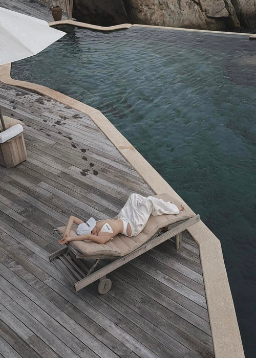 Ngọc Trinh rất thích đi du lịch. Cô từng ở resort 100 triệu/đêm, thuê hai du thuyền. Ảnh: Instagram Ngọc Trinh.