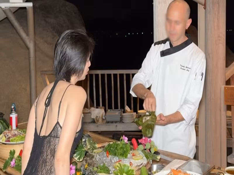 Chân dài sinh năm 1989 được phục vụ riêng bữa tối. Ảnh: Instagram Ngọc Trinh.