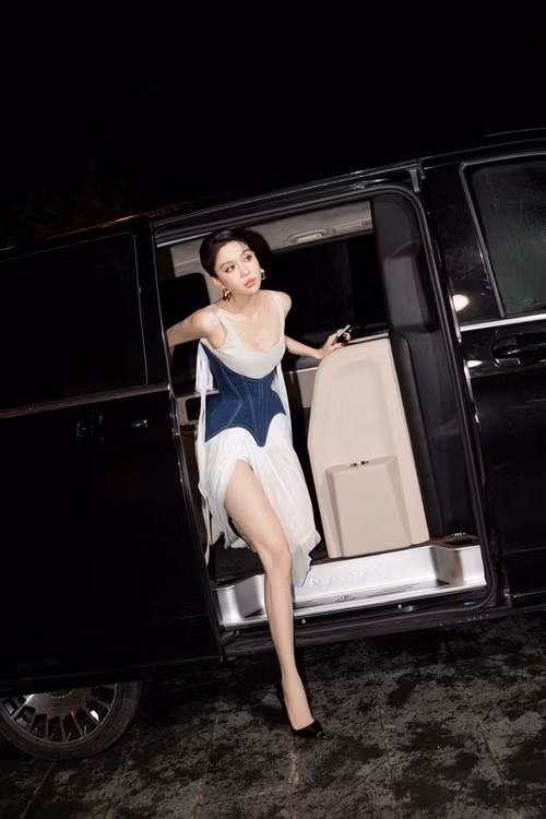 Ngọc Trinh thường xuyên đi xe tiền tỷ. Tháng 4/2022, cô khoe có đến 4 siêu xe. Chiếc xe hơi Ngọc Trinh tậu gần đây nhất là Mercedes-Maybach S 650 trị giá 12 tỷ. Ảnh: FB Ngọc Trinh.