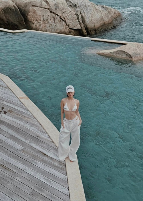 Chân dài gốc Trà Vinh mặc bikini khoe dáng nuột nà. Ảnh: Instagram Ngọc Trinh.