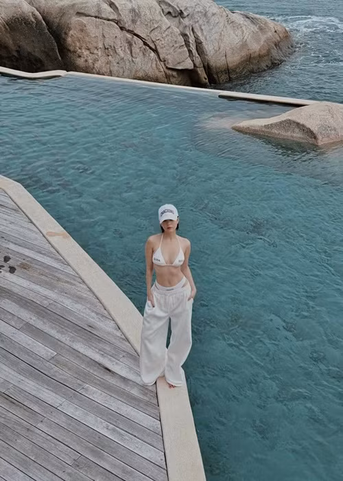 Chân dài gốc Trà Vinh mặc bikini khoe dáng nuột nà. Ảnh: Instagram Ngọc Trinh.