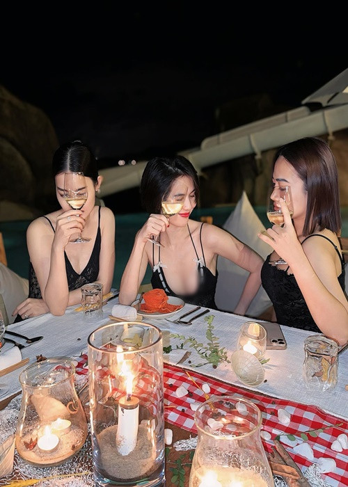 Chân dài gốc Trà Vinh ăn tối bên bờ biển cùng bạn bè. Ảnh: Instagram Ngọc Trinh.