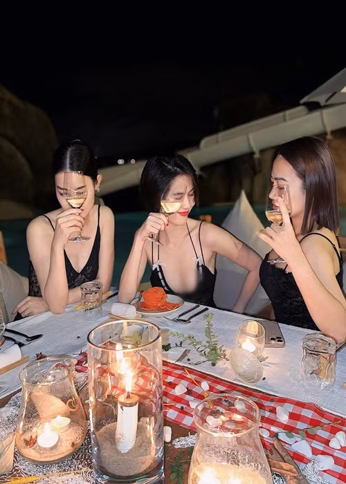 Chân dài gốc Trà Vinh ăn tối bên bờ biển cùng bạn bè. Ảnh: Instagram Ngọc Trinh.