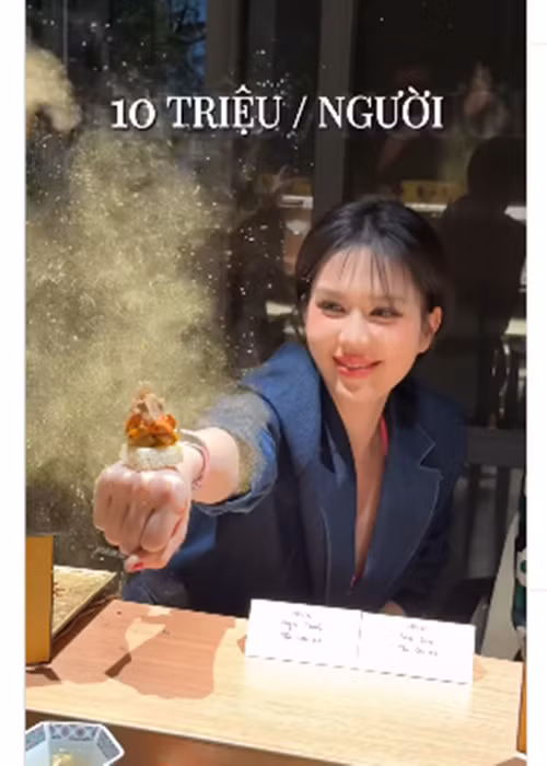 Ngọc Trinh không ít lần khoe bữa ăn đắt tiền. Cách đây không lâu, cô chia sẻ một bữa ăn tiêu tốn 10 triệu/một người. Ảnh: Instagram Ngọc Trinh.