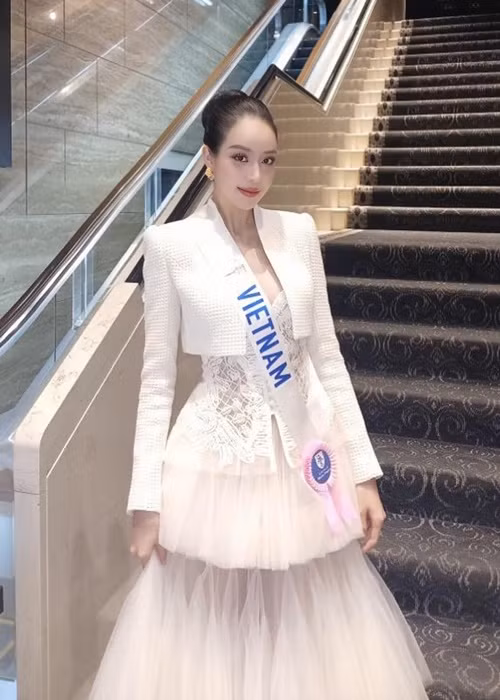 Đại diện Việt Nam chuộng trang phục tông trắng, hồng khoe vẻ đẹp ngọt ngào. Ảnh: FB Thanh Thủy.