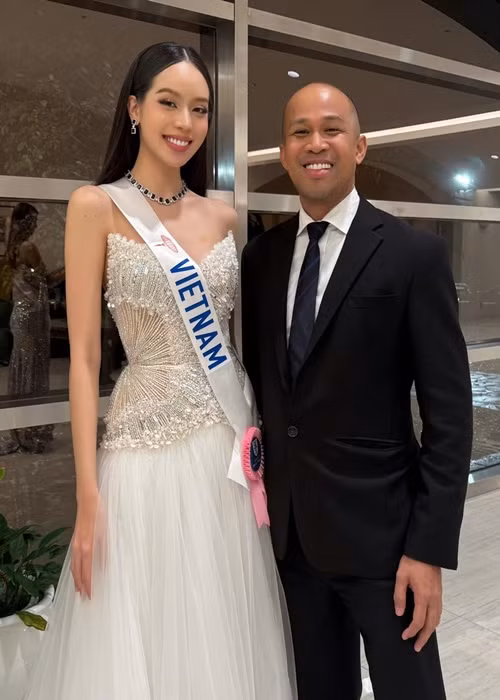 Ngoài các thí sinh, Thanh Thủy còn chủ động trò chuyện với các thành viên của ban tổ chức. Ảnh: FB Thanh Thủy.