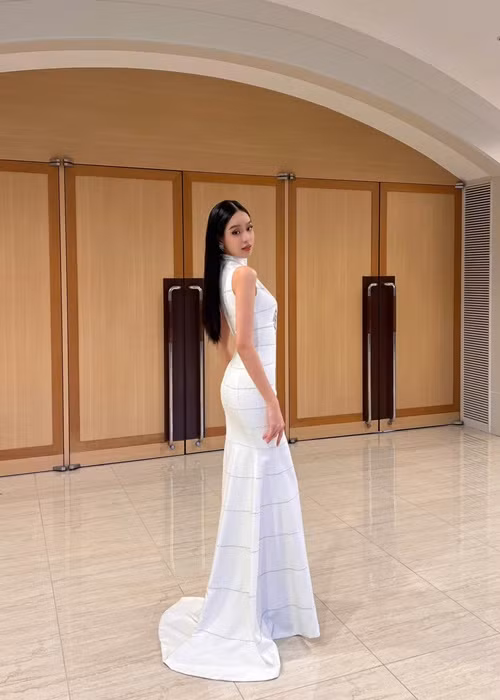 "Khi có cơ hội đến Nhật Bản và cùng bạn bè cũng như người dân ở đây tạo nên những kỷ niệm đáng nhớ, tôi đã xúc động trước sự hiếu khách của họ. Khoảnh khắc tôi nhìn thấy một người phụ nữ Nhật Bản cầm lá cờ Việt Nam trên tay, tôi thật sự xúc động và vô cùng biết ơn”, Thanh Thủy nói. Ảnh: FB Thanh Thủy.