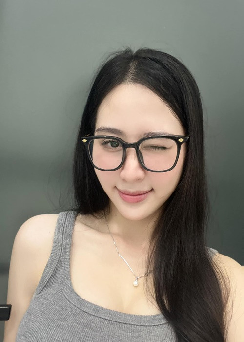 Bạn gái ca sĩ Hoài Lâm khoe gương mặt đẹp hút hồn. Ảnh: FB Kim Ngân.