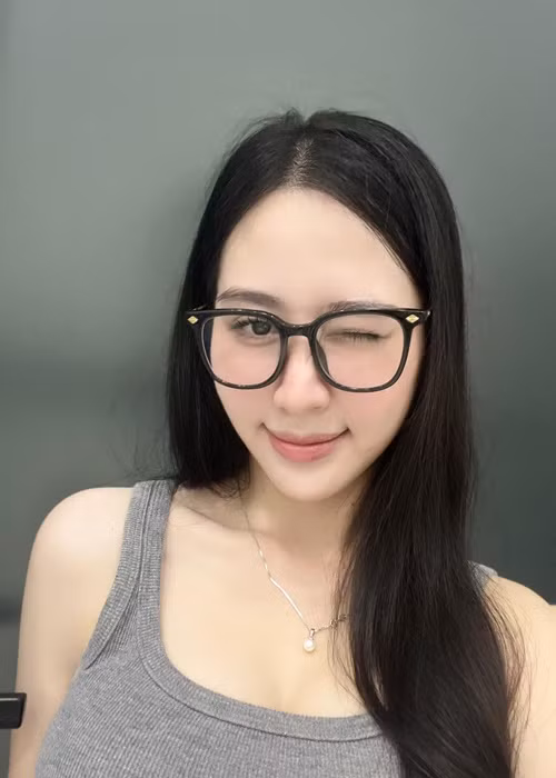 Bạn gái ca sĩ Hoài Lâm khoe gương mặt đẹp hút hồn. Ảnh: FB Kim Ngân.