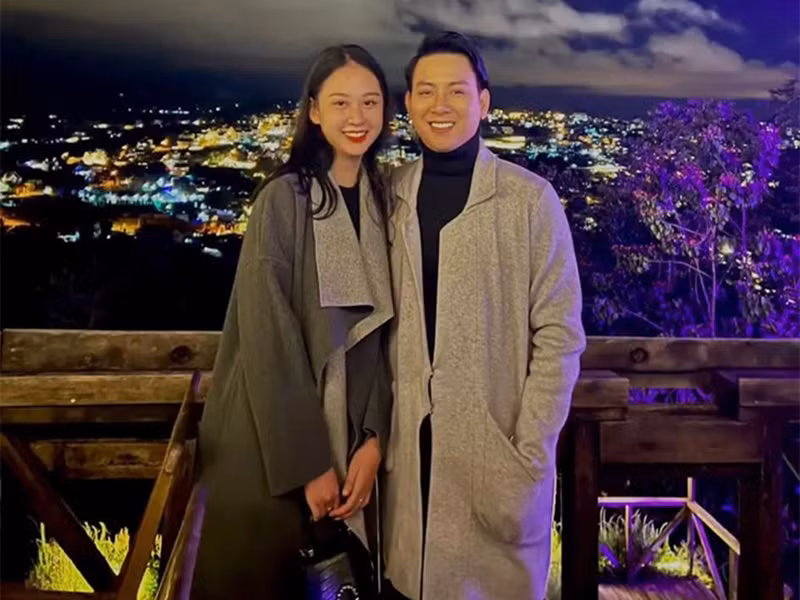 So với hồi mới công khai chuyện tình cảm, bạn gái Hoài Lâm thăng hạng nhan sắc. Ảnh: Arttimes.