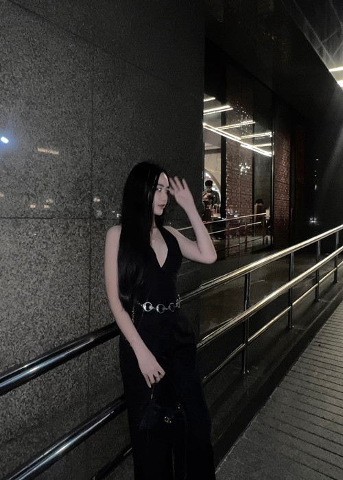 Nữ người mẫu trẻ trung, sành điệu ở đời thường. Ảnh: FB Kim Ngân.