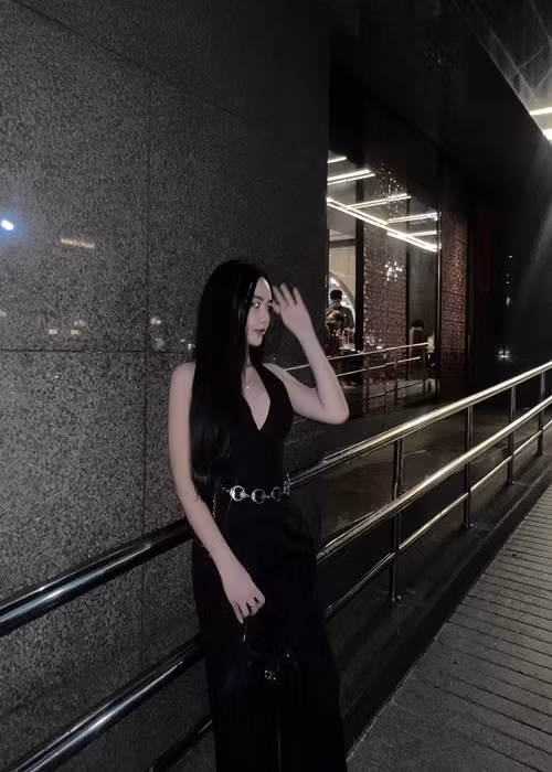 Nữ người mẫu trẻ trung, sành điệu ở đời thường. Ảnh: FB Kim Ngân.