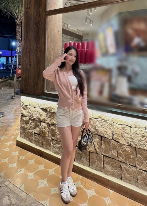 Người đẹp Cần Thơ diện váy áo trẻ trung, gợi cảm khi xuống phố. Ảnh: FB Kim Ngân.