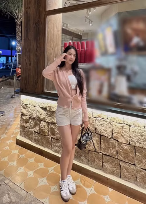 Người đẹp Cần Thơ diện váy áo trẻ trung, gợi cảm khi xuống phố. Ảnh: FB Kim Ngân.