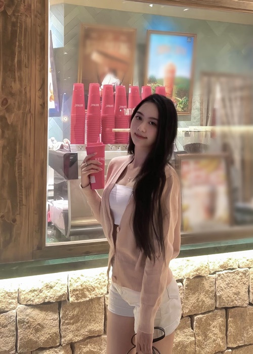 Sau khi hẹn hò Hoài Lâm, Kim Ngân được nhiều khán giả chú ý. Ảnh: FB Kim Ngân.