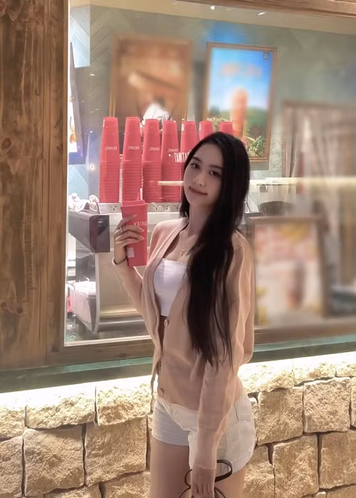 Sau khi hẹn hò Hoài Lâm, Kim Ngân được nhiều khán giả chú ý. Ảnh: FB Kim Ngân.