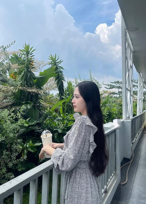 Kim Ngân khoe vẻ nữ tính, nhẹ nhàng với váy hoa. Ảnh: FB Kim Ngân.