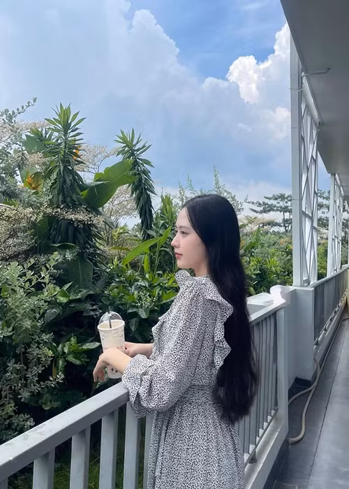 Kim Ngân khoe vẻ nữ tính, nhẹ nhàng với váy hoa. Ảnh: FB Kim Ngân.