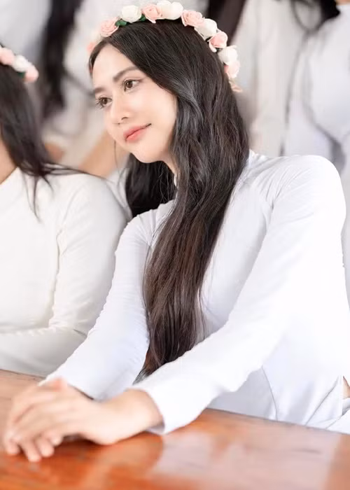 Kim Ngân khoe vẻ đẹp trong trẻo khi mặc áo dài. Ảnh: FB Kim Ngân.