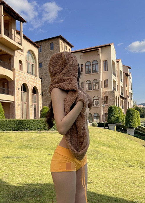 Nhiều cư dân mạng đánh giá trang phục của cô nàng phản cảm.