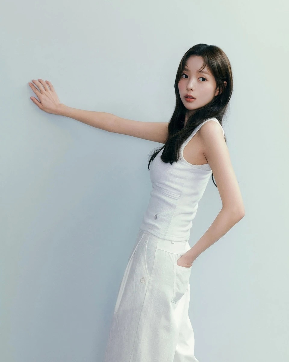 Từ 35 đề cử, Chae Soo Bin vươn lên dẫn đầu với 172.469 lượt bình chọn. Cuộc bình chọn có sự tham của 500.000 người. Kết quả của Chae Soo Bin gây bất ngờ bởi cô vượt qua những đồng nghiệp nổi tiếng với vẻ ngoài nổi trội như Song Hye Kyo, Jisoo, Suzy, Han Hyo Joo…