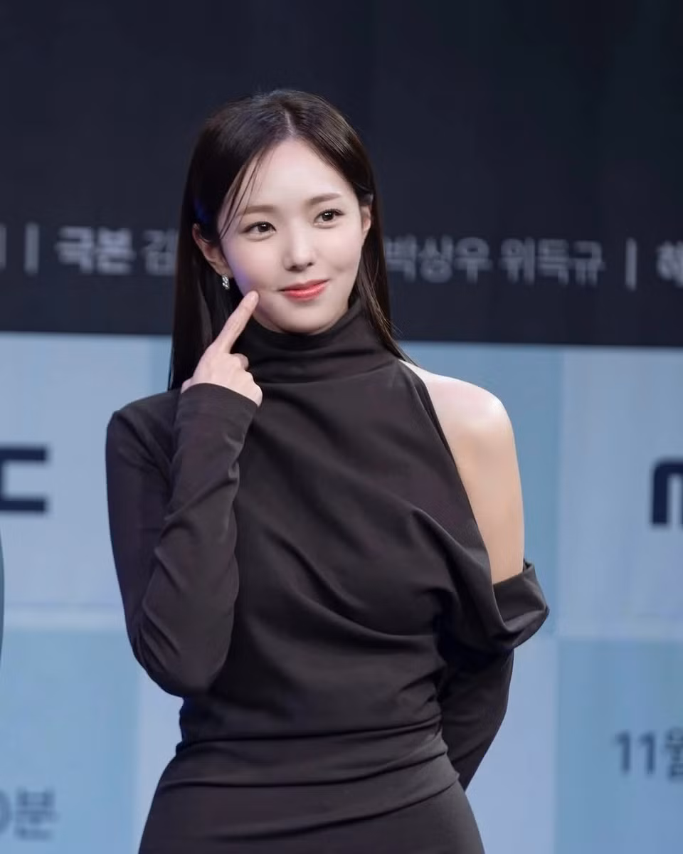 When the Phone Rings là bộ phim truyền hình Hàn Quốc đang được phát sóng do Kim Ji Woon viết kịch bản, đồng đạo diễn bởi Park Sang Woo và Wi Deuk Gyu. Bộ phim có sự tham gia của Yoo Yeon Seok, Chae Soo Bin, Heo Nam Jun và Jang Gyu Ri.