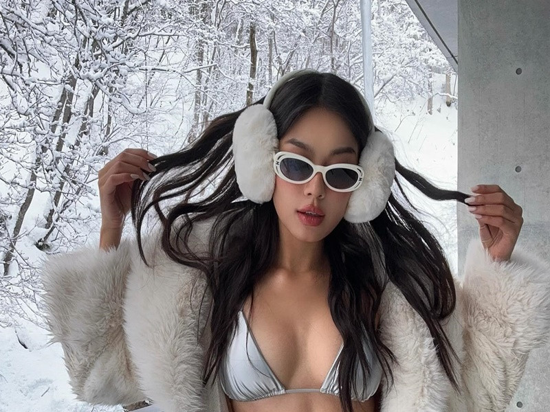 Thảo Nhi mặc bikini khoe dáng giữa tuyết.