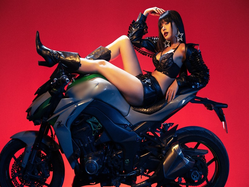 Nàng hậu cũng gây chú ý khi tạo dáng gợi cảm bên xe mô tô.