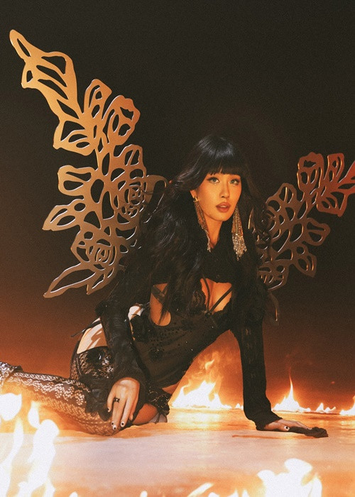 Nàng hậu diện bộ trang phục giống một thiết kế của ca sĩ Lisa (nhóm nhạc Hàn Quốc BlackPink) mặc trên sân khấu Victoria's Secret Fashion Show 2024.