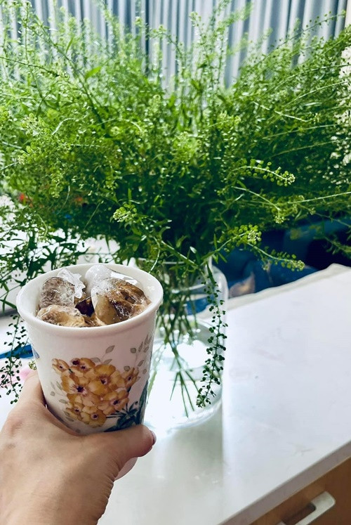 Nữ diễn viên uống cà phê, ngắm khu vườn vào mỗi sáng sớm.