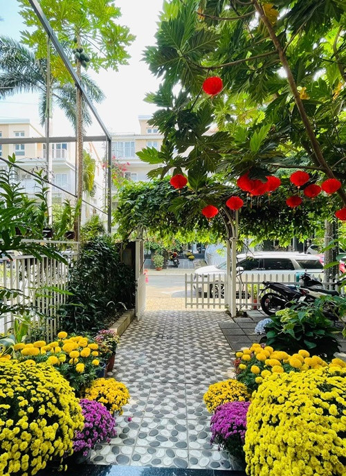 Nữ diễn viên trồng nhiều cây trái, hoa trong biệt thự.