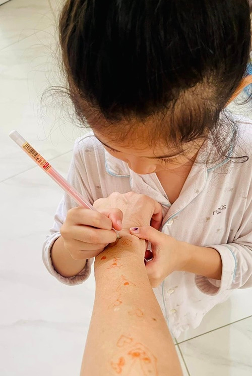 Nữ diễn viên khoe cùng con gái chơi đùa.