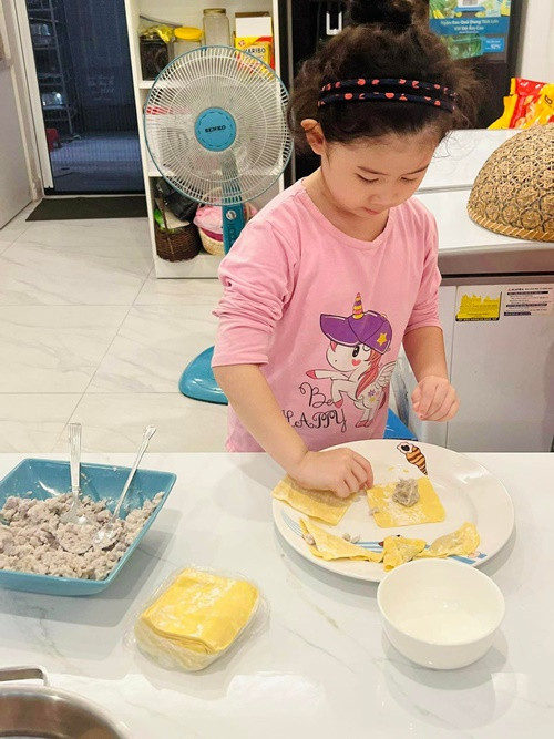 Thân Thúy Hà chia sẻ hình ảnh cùng ái nữ gói bánh.