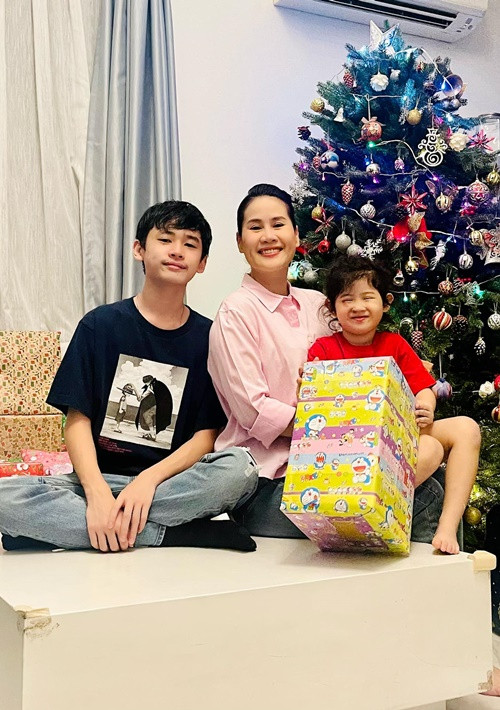 Nữ diễn viên tận hưởng cuộc sống bình yên trong cơ ngơi rộng rãi ở TP HCM.