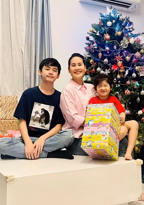 Nữ diễn viên tận hưởng cuộc sống bình yên trong cơ ngơi rộng rãi ở TP HCM.