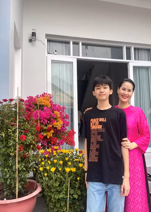 Thân Thúy Hà cũng thường xuyên đăng tải hình ảnh bên con trai.