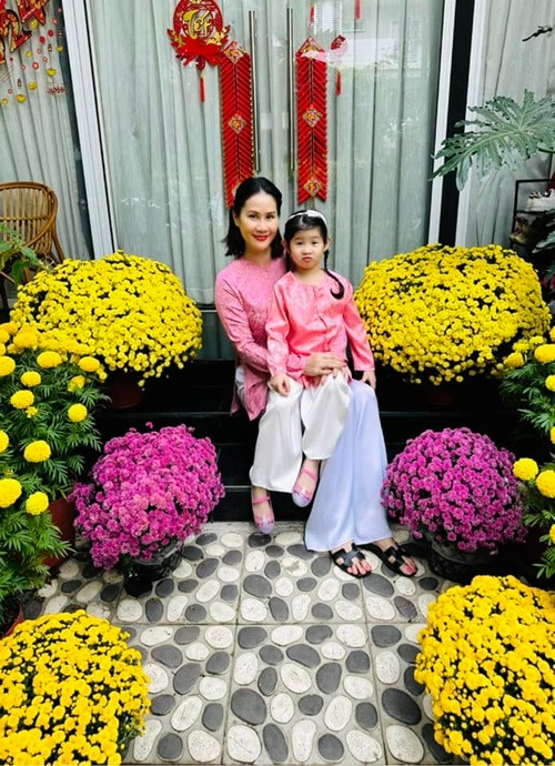 Thân Thúy Hà quấn quýt con gái mỗi khi ở nhà.