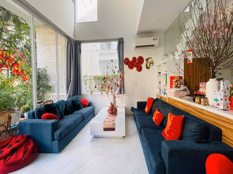 Nữ diễn viên chăm chút cho mọi góc của căn nhà.